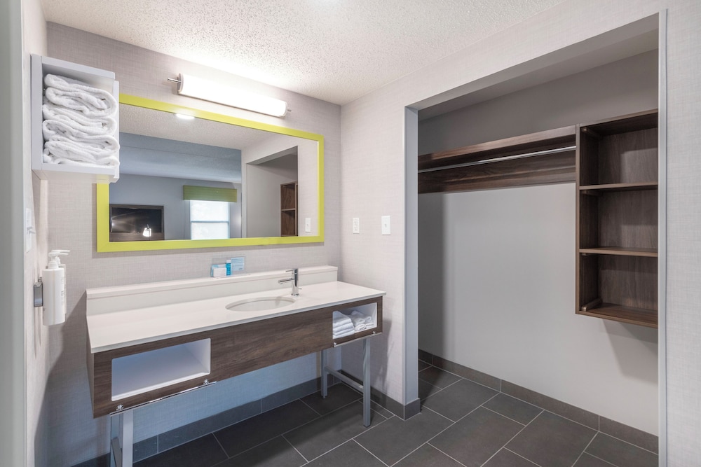Hampton Inn & Suites Burlington NC - photo 28