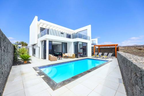 Modern Los Mojones Villa 3 Bedrooms All En Suite Villa Berniente — 4-Star Luxury Hotel in Puerto Del Carmen, Spain