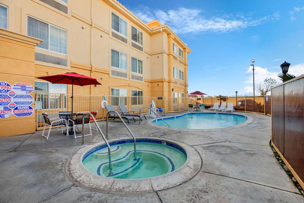 La Quinta Inn & Suites by Wyndham Hesperia Victorville - photo 10