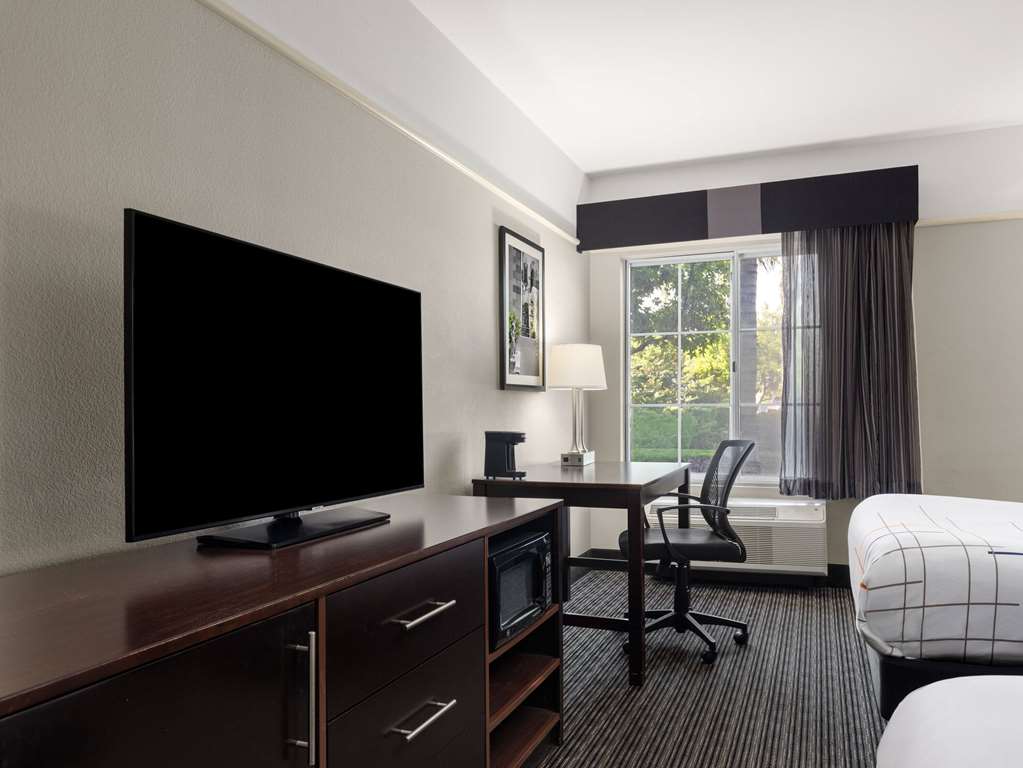 La Quinta Inn & Suites by Wyndham Santa Clarita Valencia - photo 18