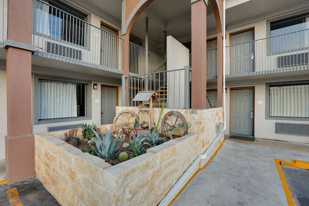 Super 8 by Wyndham San Antonio Pearl District Downtown - photo 18