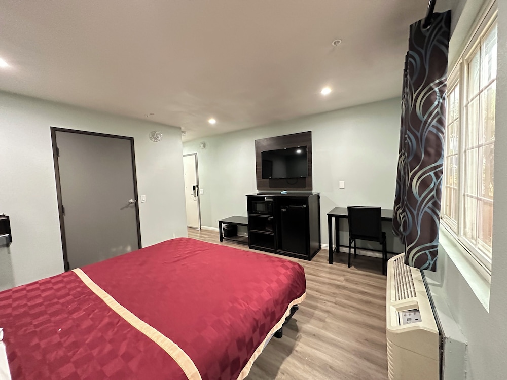 Express Inn & Suites - photo 4