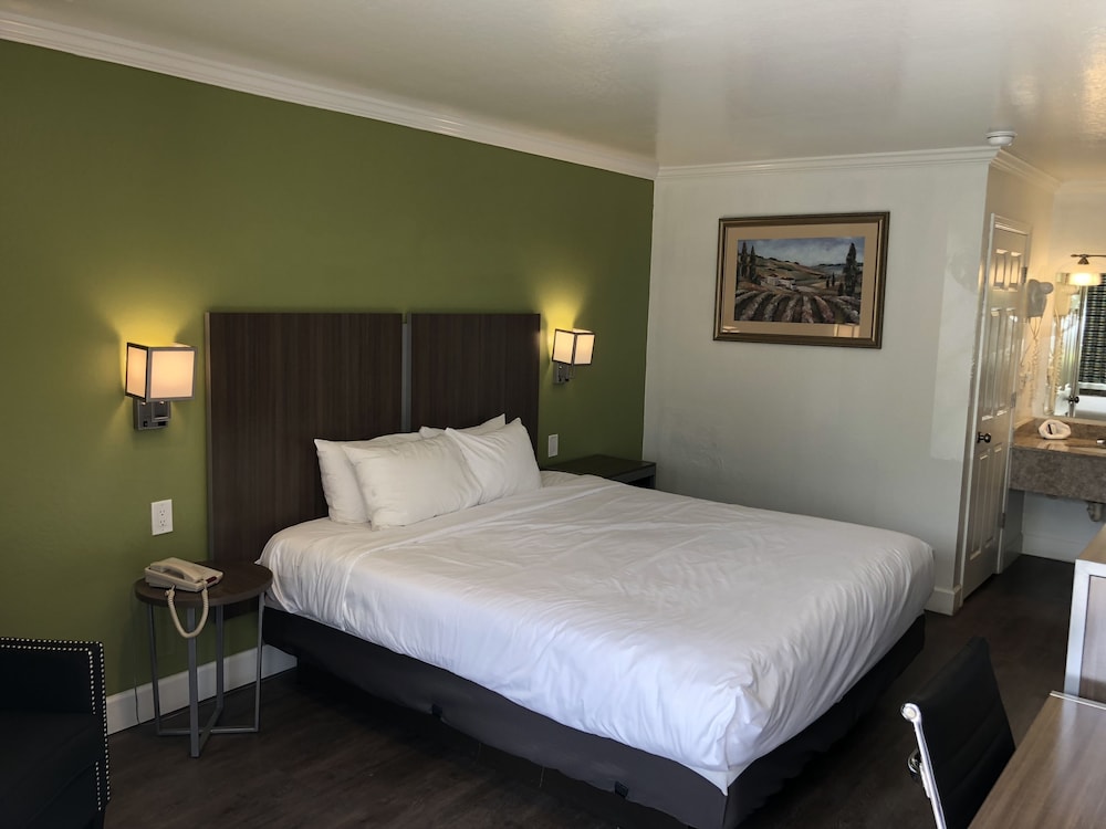 Gilroy Inn - photo 13