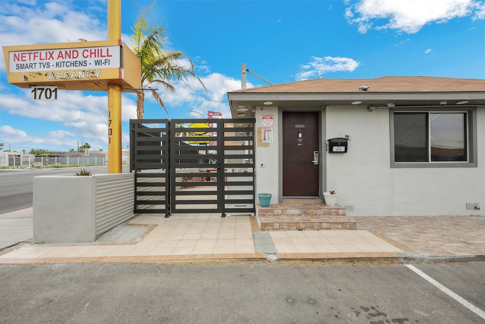 Desert Moon Motel - photo 2