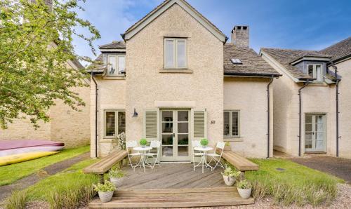 Toad Hall Pet Friendly Family Stay Lake Access in Cirencester, United Kingdom