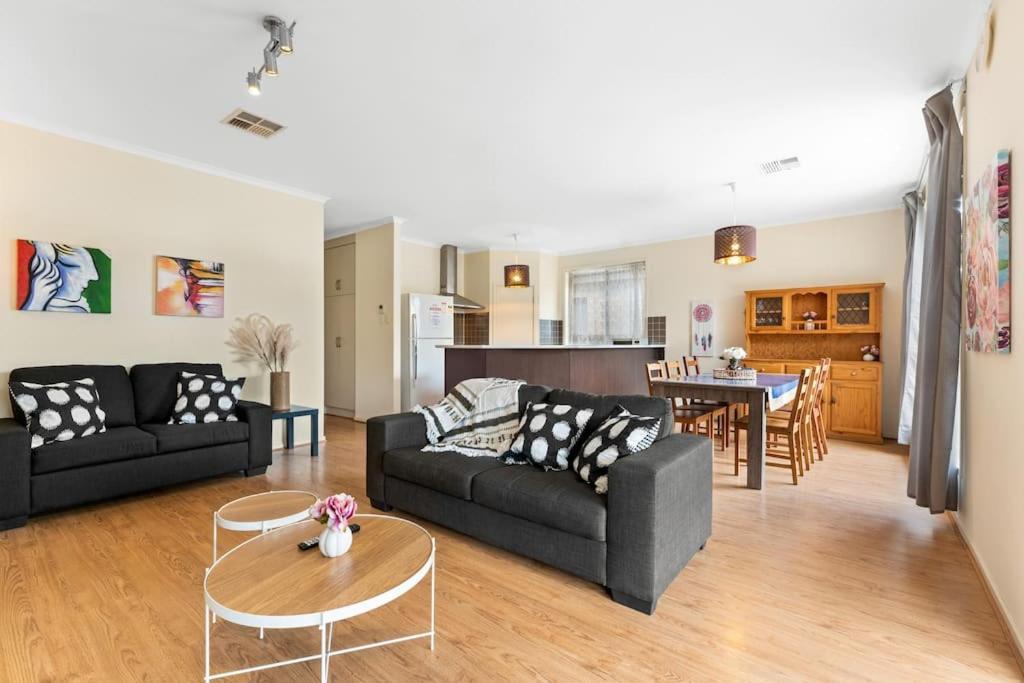 3BR Home City Fringe Location Free WiFi & Parking — 4-Star Luxury Hotel in Mile End, Australia