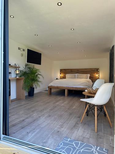 Two miles from Goodwood - last minute hotel in Tangmere