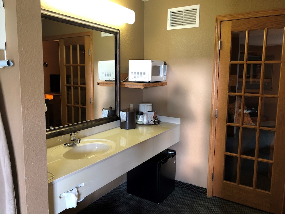 Boarders Inn & Suites by Cobblestone Hotels Fayette - photo 28