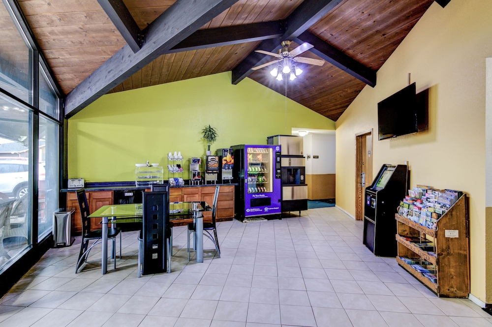 Bloomer Inn & Suites - photo 25