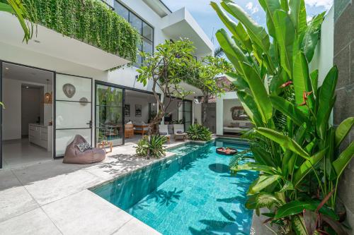 Puri Senang Modern 4BR Pool Villa Central Berawa 6 min to Beach & Finns — 4-Star Luxury Hotel in Canggu, Indonesia