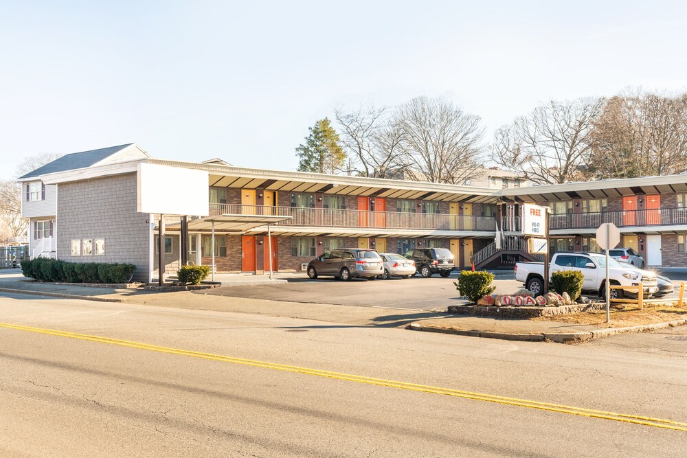 OYO Hotel Malden MA Broadway - photo 17