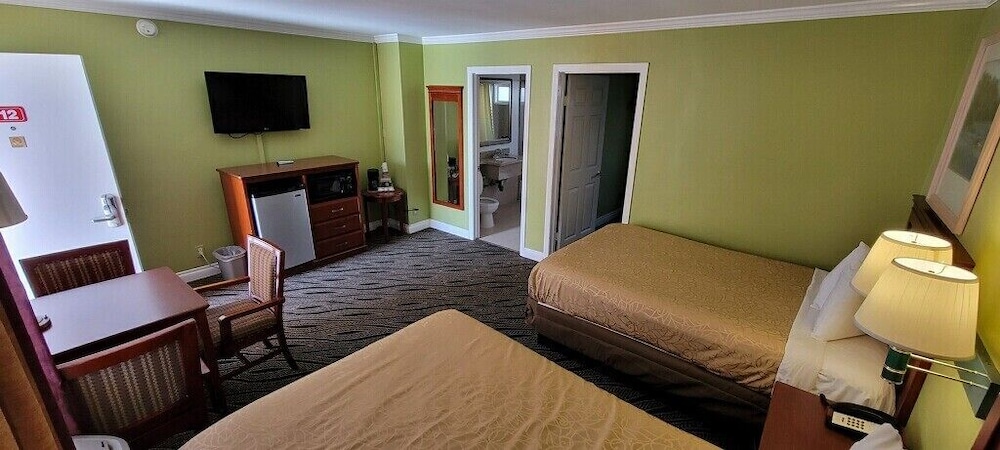 Redondo Inn and Suites - photo 6