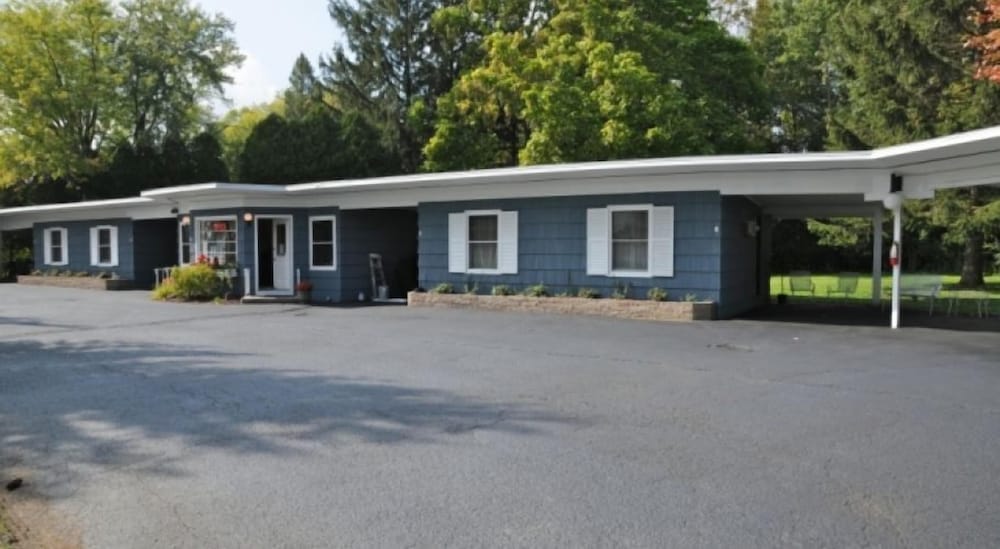 Whispering Winds Motel - photo 2