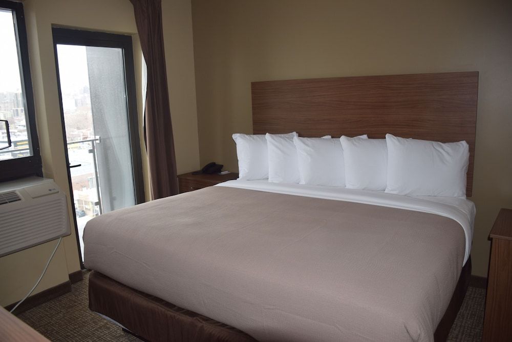 Astoria Delancy Inn and Suites - photo 16