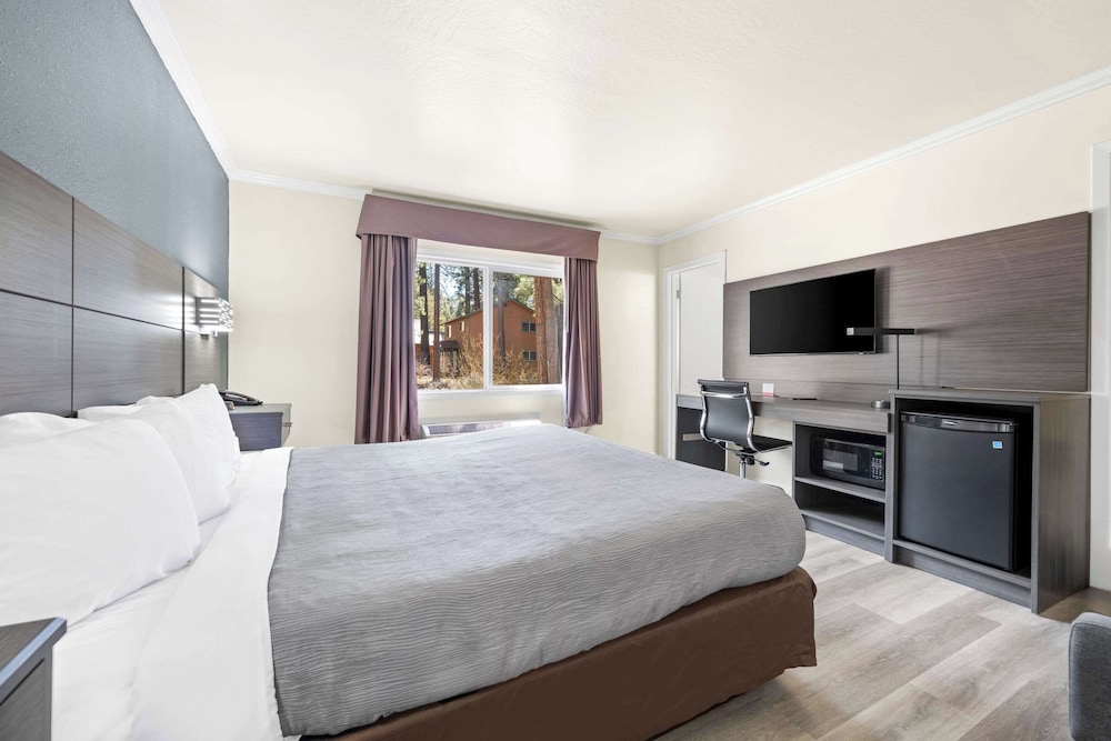 Econo Lodge Inn & Suites Heavenly Village Area - photo 13