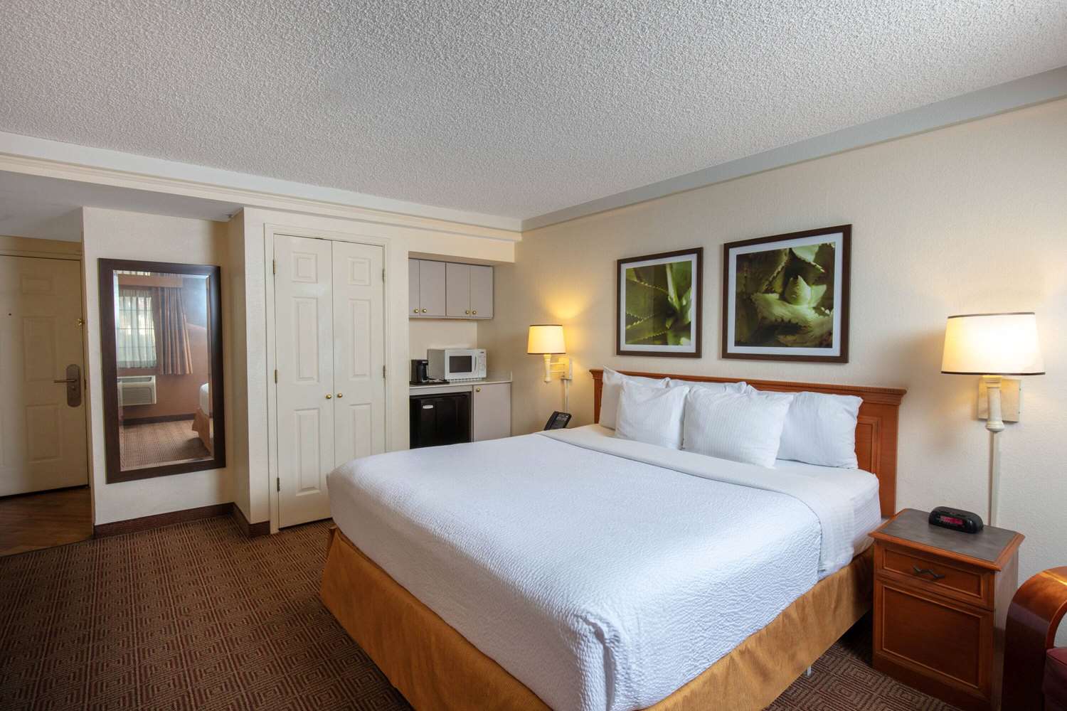 La Quinta Inn and Suites by Wyndham Las Vegas Airport N Conv. - photo 10