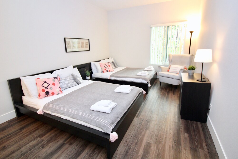 La Westwood Deluxe Suites - photo 2