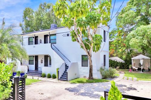 3 Seasons at the Carrington 3 Two Bedroom 1 Bath Apts 6 Bedrooms 3 bathrooms and 3 bedroom 2 bathroom Villa — 4-Star Luxury Hotel in Miami, United States