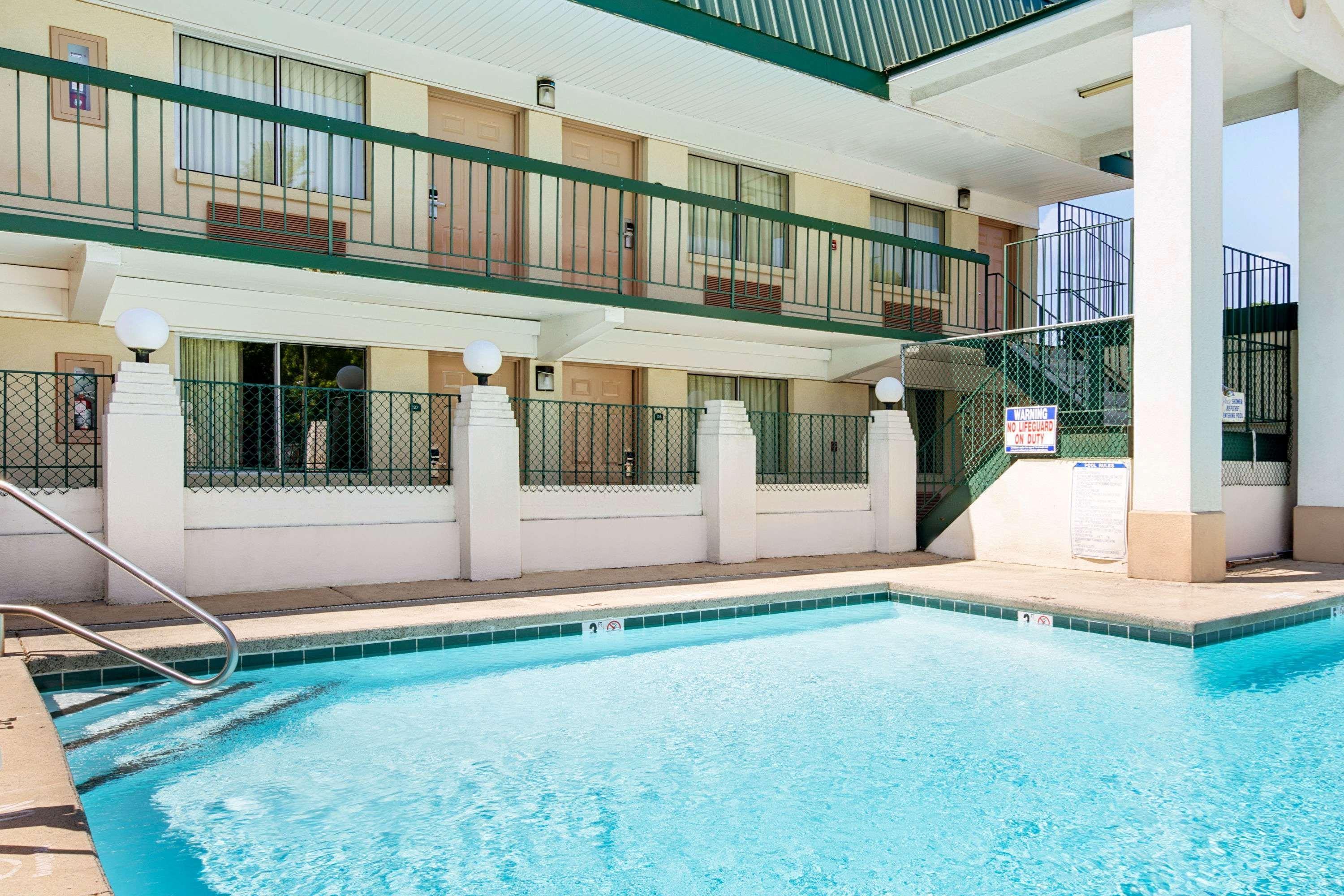 Super 8 by Wyndham Charlotte Downtown Area - photo 4