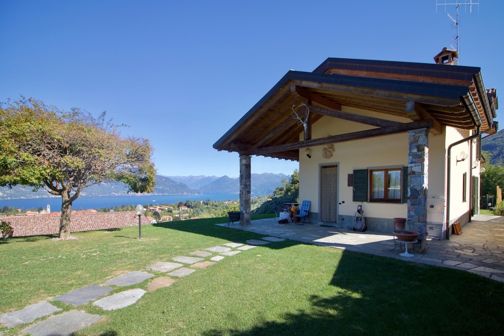 Villa Giorgia Private Pool — 4-Star Luxury Hotel in Castelveccana, Italy