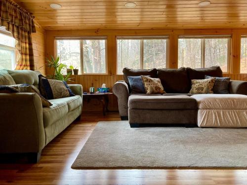 Cozy Dog Friendly Home with WiFi — 4-Star Luxury Hotel in Albany, United States