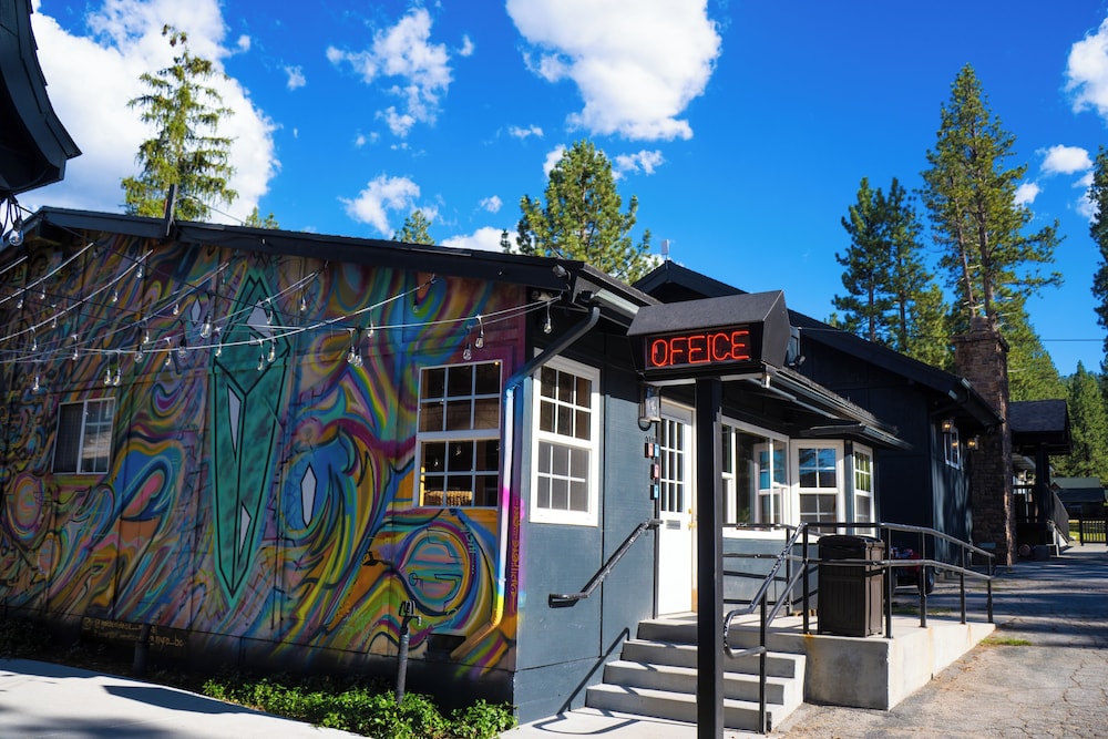 Sessions Retreat & Hotel - carbon neutral hotel in Big Bear Lake