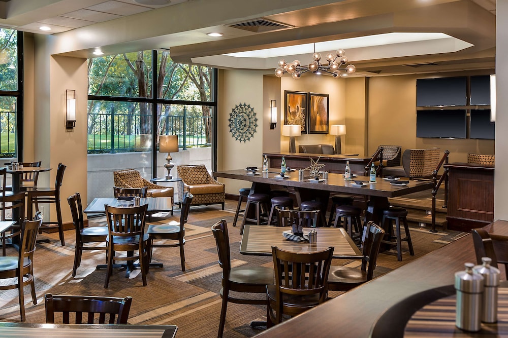 Embassy Suites by Hilton Dallas Love Field - photo 28