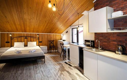 Top Location Cozy Wooden Ceiling Apt by Wehost