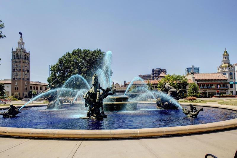 Courtyard by Marriott Kansas City Country Club Plaza - photo 8