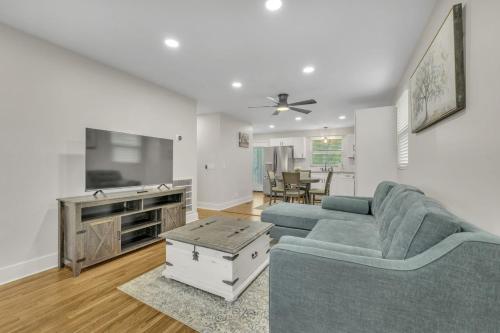 Single Story Pet Friendly Home with Fenced Yard Fire Pit 5min to Downtown — 4-Star Luxury Hotel in Nashville, United States