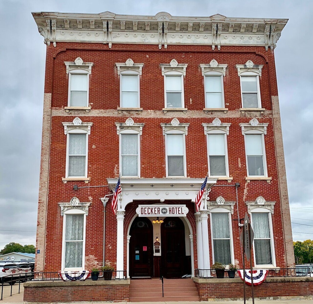 Decker Hotel — hotel in Maquoketa