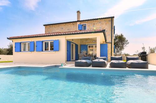 Villa Jolie — 4-Star Luxury Hotel in Privlaka, Croatia