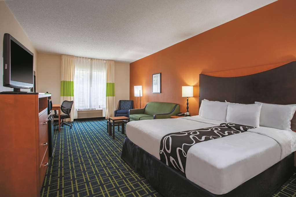 La Quinta Inn & Suites by Wyndham Manassas Battlefield - photo 13