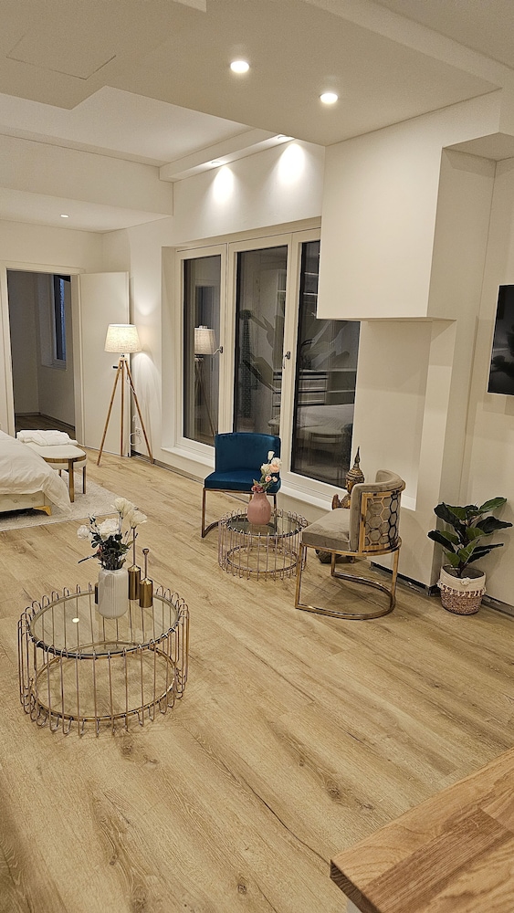 UG Neubau City Wohnung — 5-Star Luxury Hotel in Munich, Germany