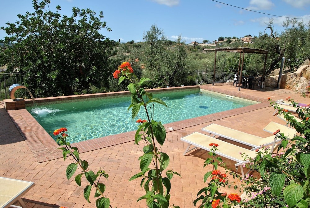 Holiday House for 6 Persons With Swimming Pool — 4-Star Luxury Hotel in Itri, Italy