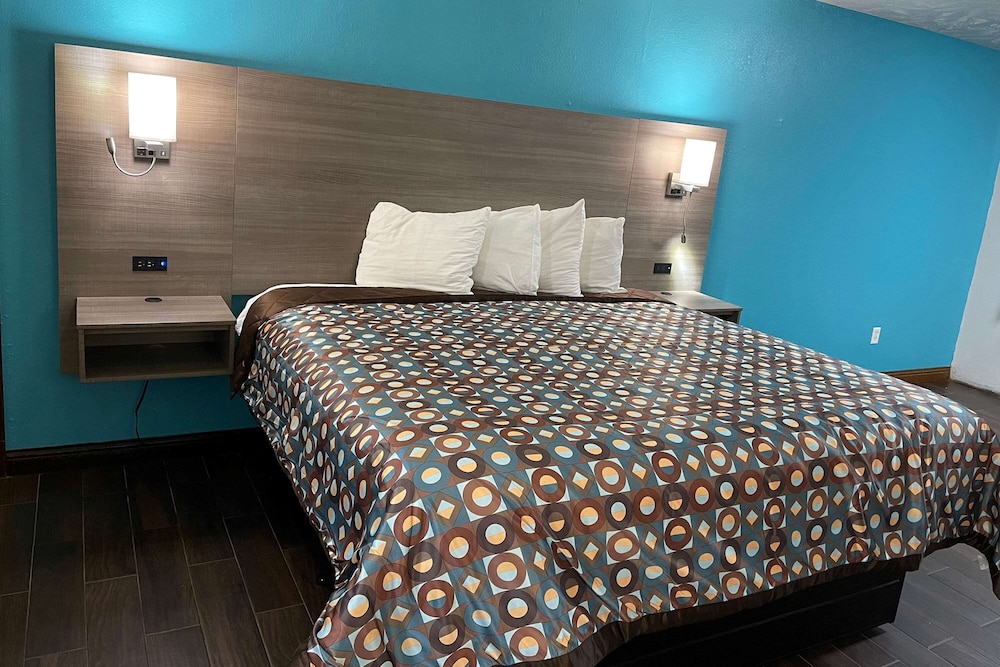 Baymont by Wyndham Bellevue Omaha - photo 17