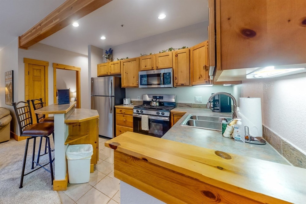 Charming Condo Nestled in the East Keystone Resort Neighborhood Shuttle to Ski Slopes Outdoor Pool and Hot Tub - photo 23