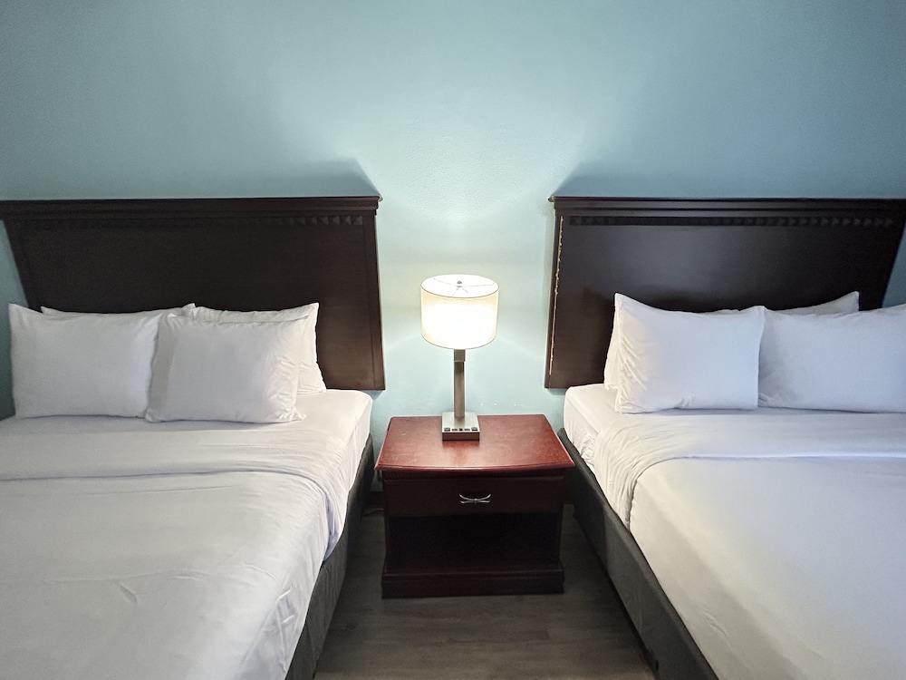 Clarion Inn & Suites Grand Rapids Airport - photo 33