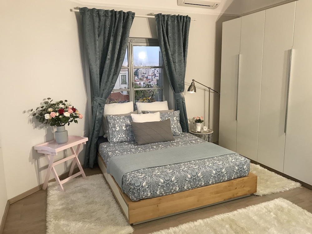Dina's House — 4-Star Luxury Hotel in Spata, Greece
