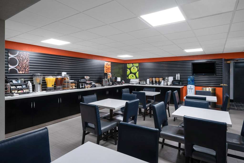 La Quinta Inn & Suites by Wyndham Knoxville East - photo 28