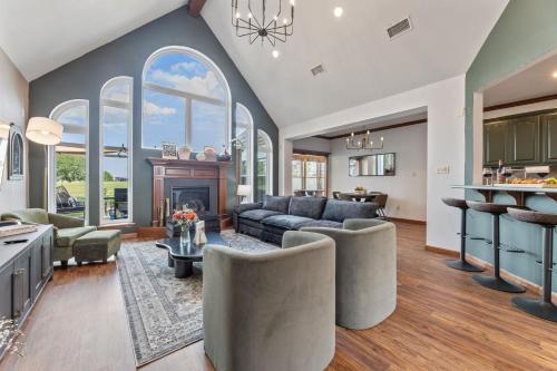 Golf Side Luxe Escape Sleeps 13 Hot Tub & Theater — hotel in Port Arthur
