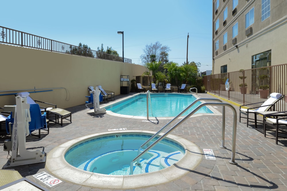 Holiday Inn Express & Suites Pasadena Los Angeles by IHG - photo 40