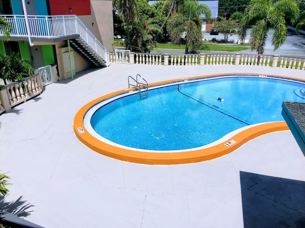 Tropical Inn & Suites - photo 39