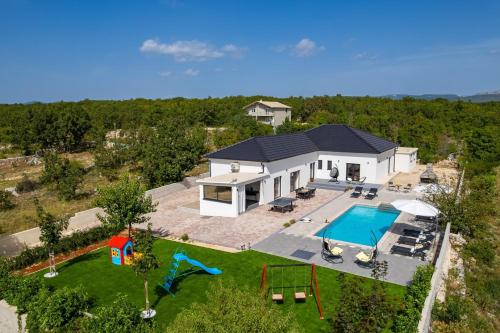 NEW Villa Lukas with 44m2 pool in Makarska hinterland — 4-Star Luxury Hotel in Imotski, Croatia