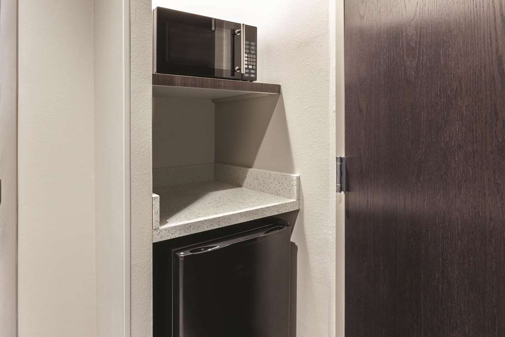 La Quinta Inn & Suites by Wyndham Terre Haute - photo 7