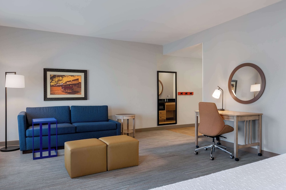 Hampton Inn & Suites Dodge City - photo 17