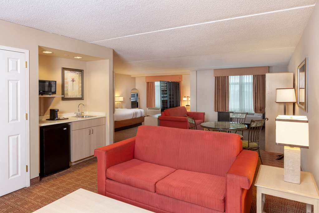 La Quinta Inn & Suites by Wyndham Garden City - photo 48