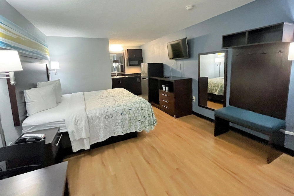 Hometowne Studios By Red Roof Augusta — Augusta