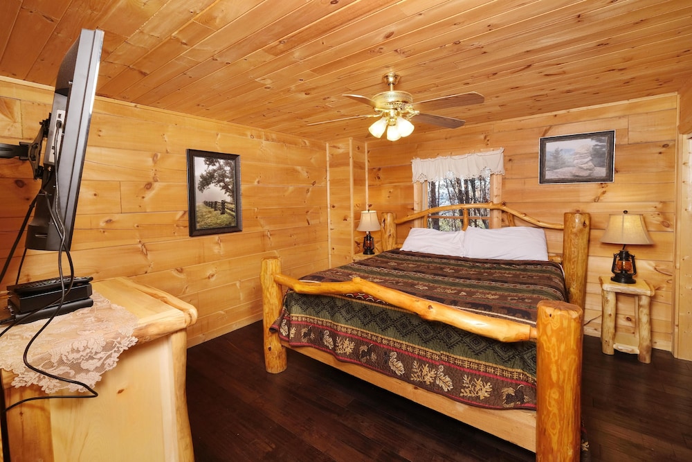 All Tucked Away #114 — 4-Star Luxury Hotel in Sevierville, United States