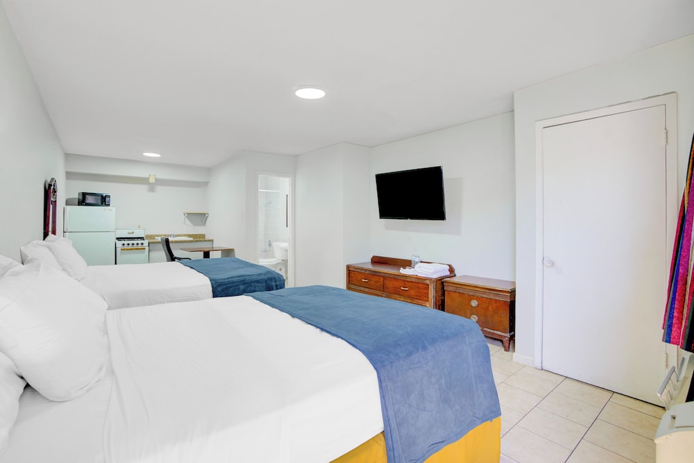 Super 7 Inn By OYO San Antonio NW Medical Center - photo 13